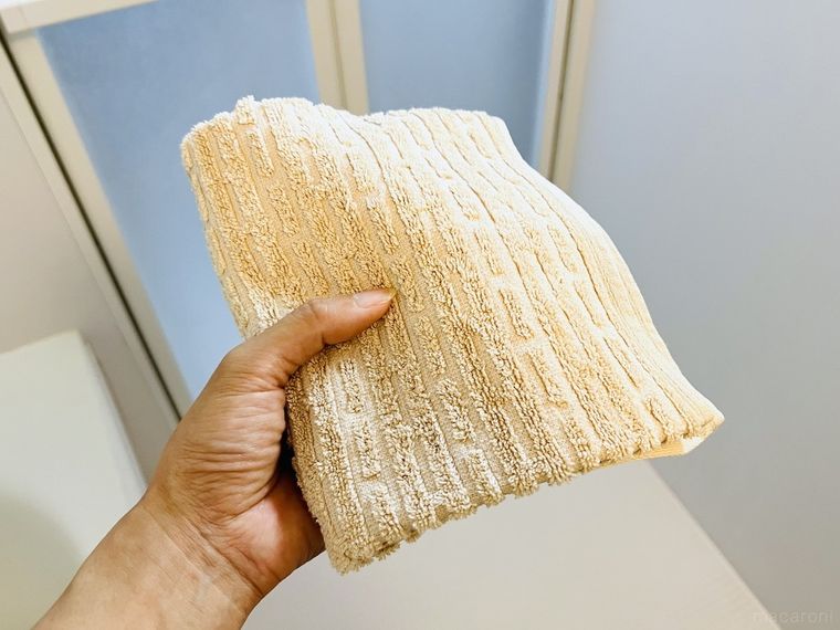 フェイスタオルを手で持っている様子