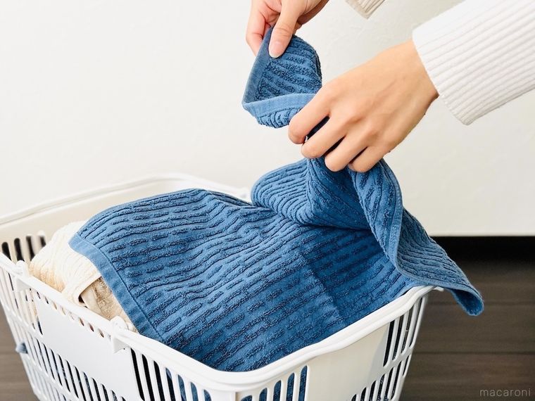 フェイスタオルをたたもうとしている様子