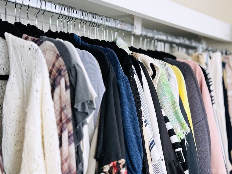 洋服が収納されたクローゼット