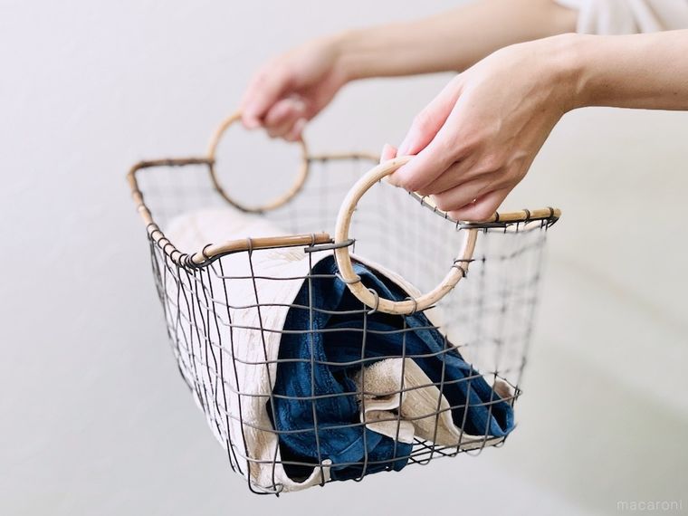 フェイスタオルが入ったカゴを持ち上げている様子