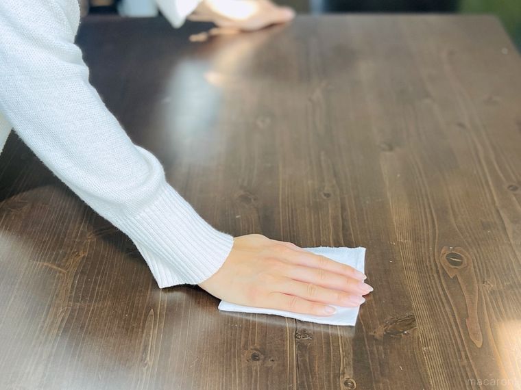 不織布キッチンタオルで食卓を拭いている様子