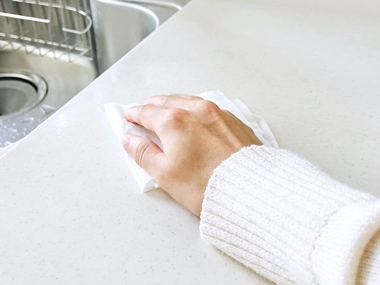 不織布キッチンタオルで調理台を拭いている様子