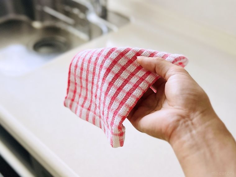 台ふきんを手で持っている様子