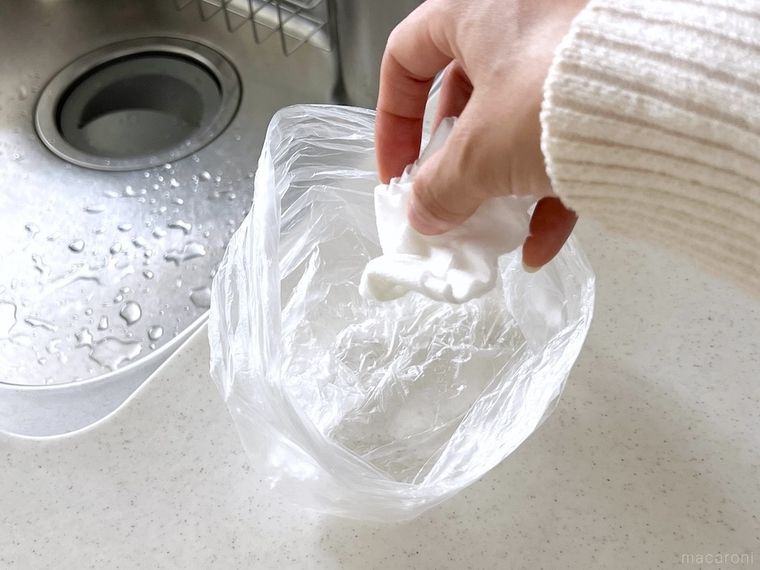 不織布キッチンタオルを捨てている様子