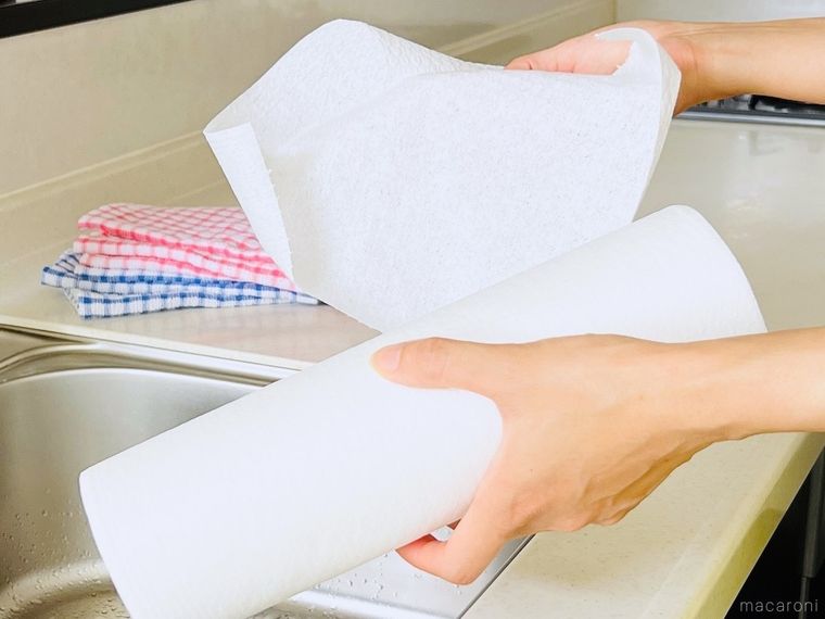 不織布キッチンタオルを使っている様子