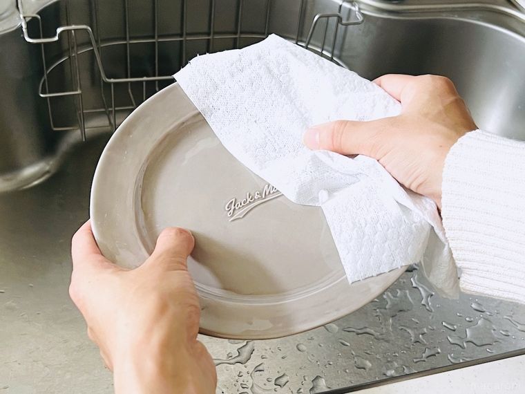 不織布キッチンタオルで皿を拭いている様子