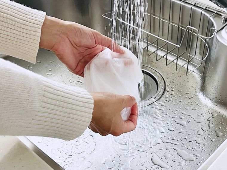 不織布キッチンタオルを洗っている様子