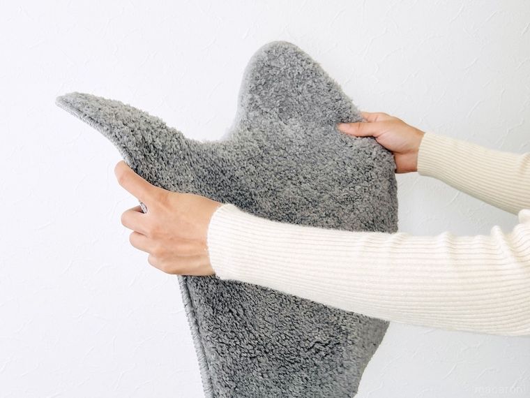 布製のトイレマットを手で持っている様子