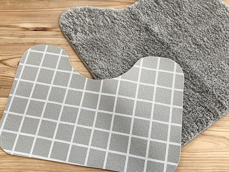 拭ける素材のトイレマットと布製のトイレマット