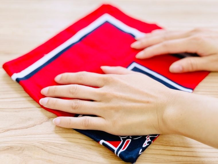 ハンカチを畳んでいる様子