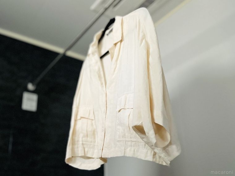 浴室に服を吊るした様子