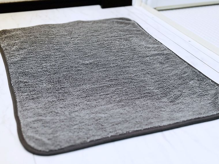 脱衣所にバスマットを敷いた様子