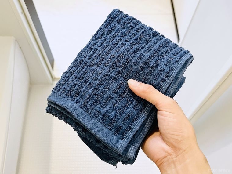 フェイスタオルを手で持っている様子