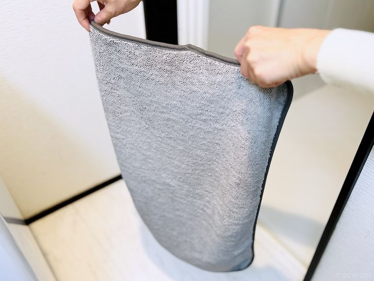 バスマットを手で持っている様子