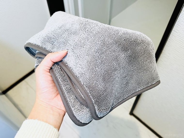 バスマットを手で持っている様子