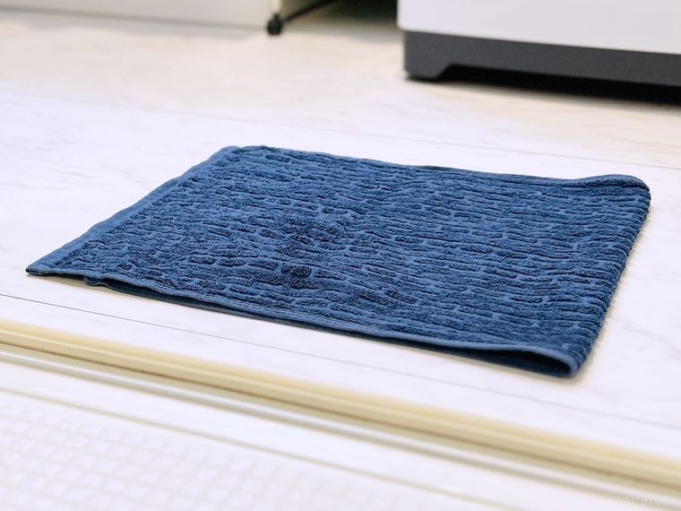 脱衣所にフェイスタオルを敷いた様子