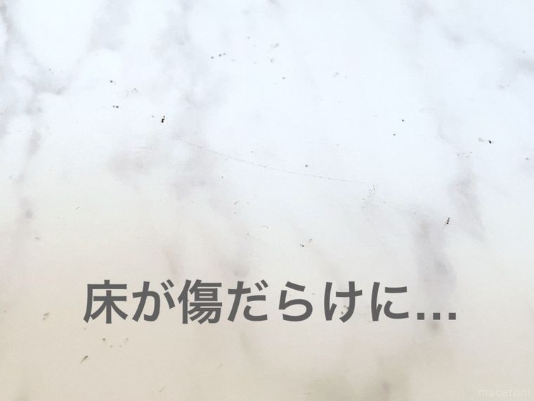 脱衣所の床に傷が付いた様子