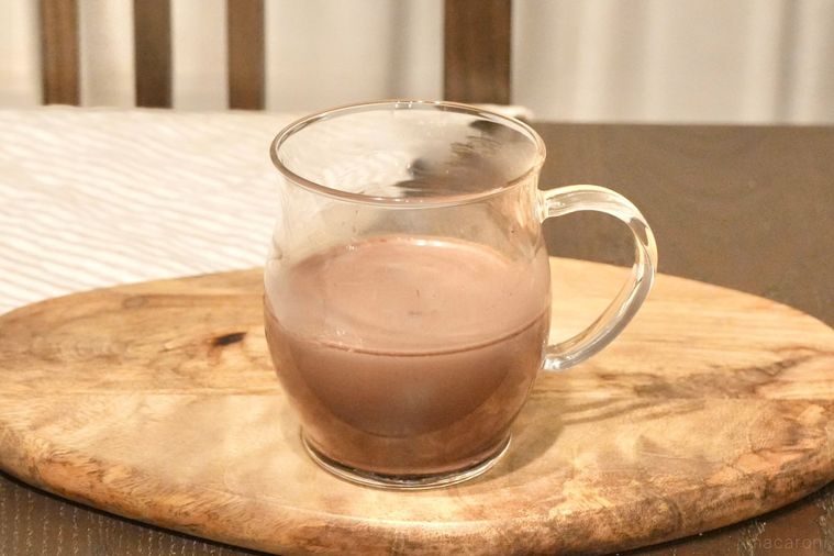 木のカッティングボードにのった日本酒とココア入りのガラスマグ