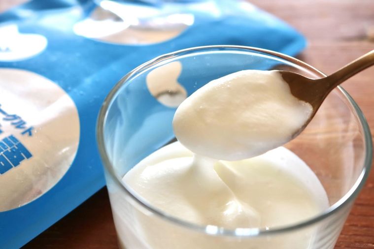 ヨーグルトをスプーンでとっている