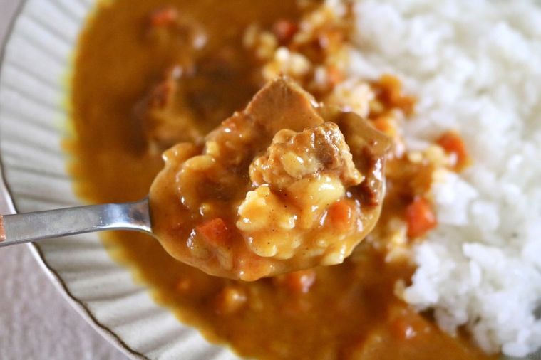 懐かしのビーフカレーをスプーンでとった様子