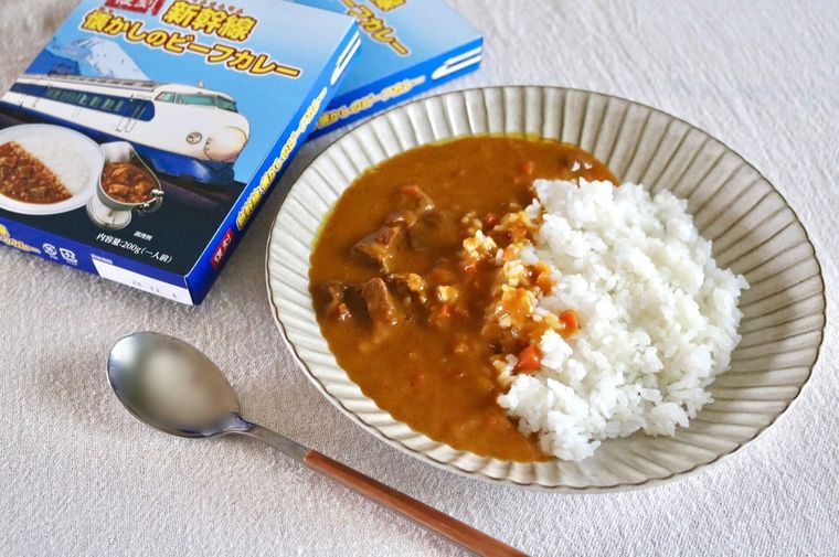  懐かしのビーフカレーのパッケージとカレーライス