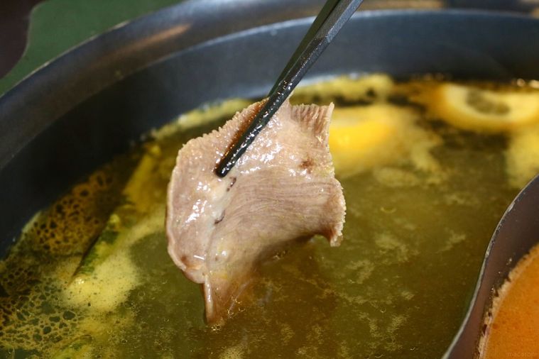 レモンハーブだしに入れた牛タン