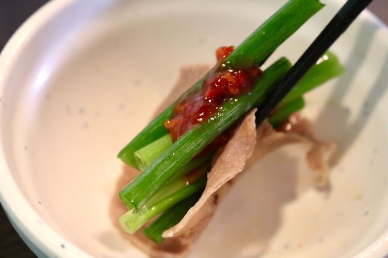 牛タンで小ねぎをまいてサムジャンをのせている