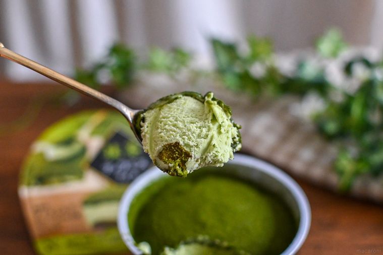 アイスをスプーンですくっているところ