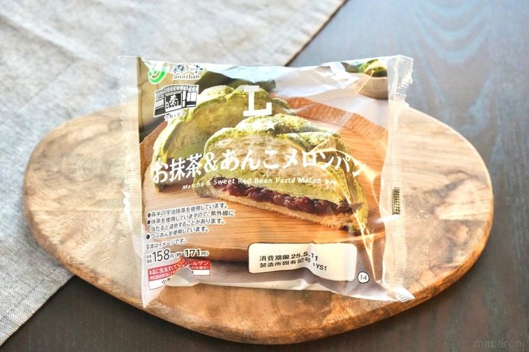 木のカッティングボードにのった抹茶とあんこのメロンパンのパッケージ