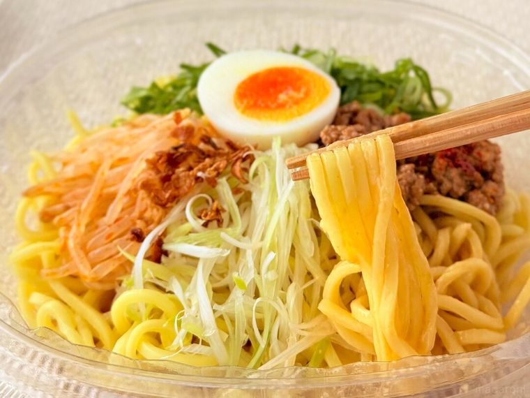 さっぽろ純連監修 冷し味噌担担麺の麺を箸で持っている様子