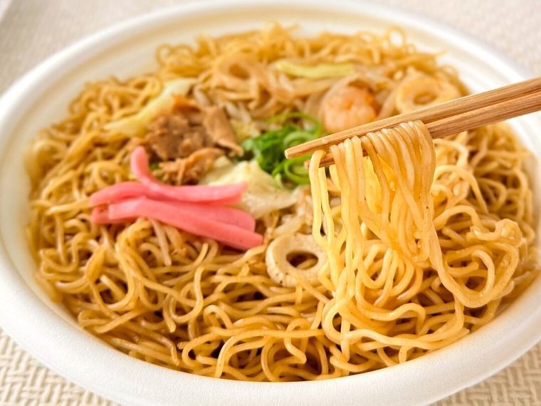 ShinShin店主監修 博多焼きラーメンの麺を箸で持っている様子