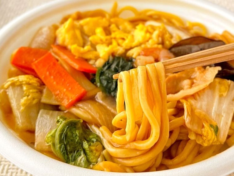 大阪王将監修 五目あんかけ焼そばの麺を箸で持っている様子