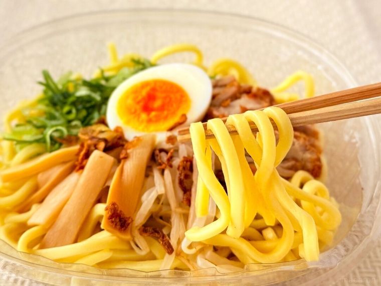 頑者監修 冷し魚介豚骨まぜそばの麺を箸で持っている様子