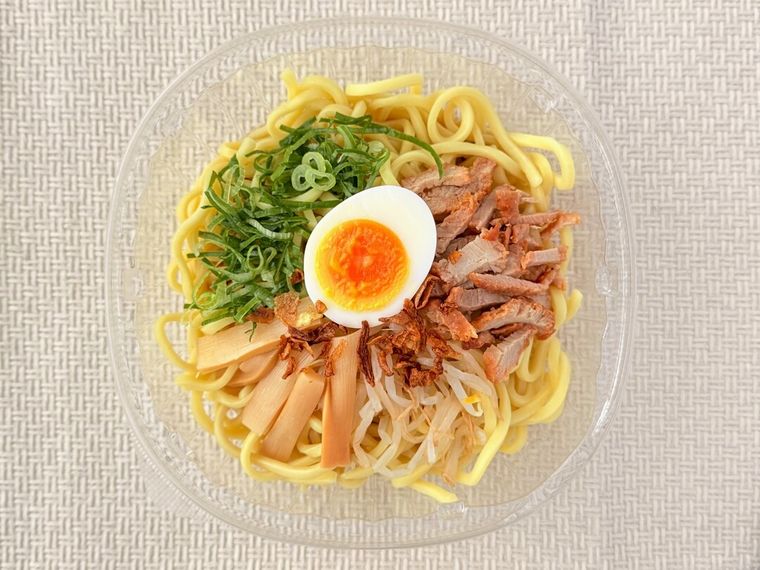 メンマやねぎなどがのった頑者監修 冷し魚介豚骨まぜそば