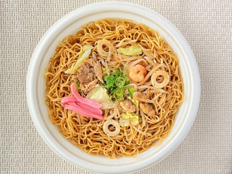 ちくわやえびなどががのったShinShin店主監修 博多焼きラーメン