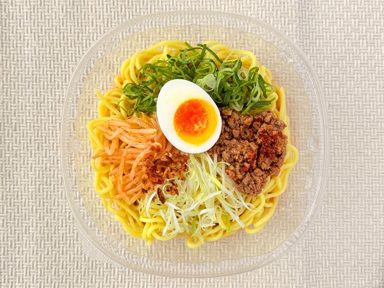 卵や白髪ねぎなどが盛り付けられたさっぽろ純連監修 冷し味噌担担麺