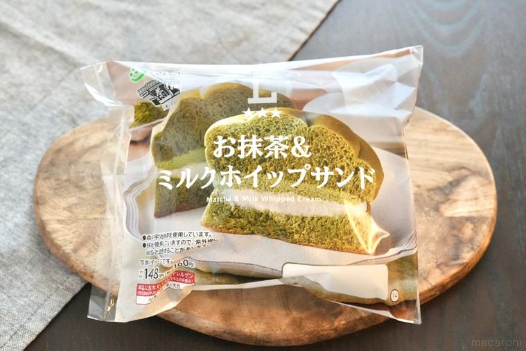 木のカッティングボードにのった抹茶とミルクホイップクリームサンドの菓子パンのパッケージ