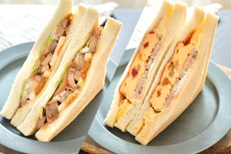 木のカッティングボードとグレーの皿にのったオムレツと照り焼きチキン入りのサンドイッチとストライプの布