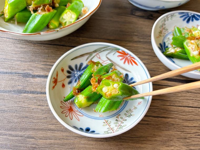 オクラのおかか和えを箸上げする様子
