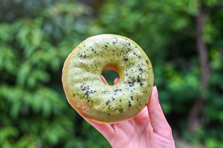 抹茶のドーナツを持っているところ