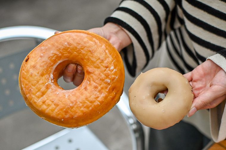 ドーナツ2つを持っているところ