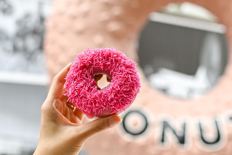 ドーナツを持っているところ