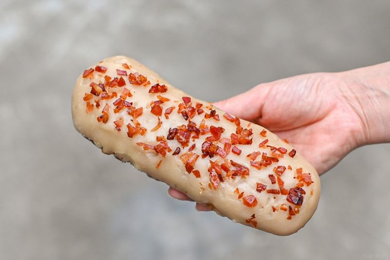 ベーコンのドーナツを持っているところ