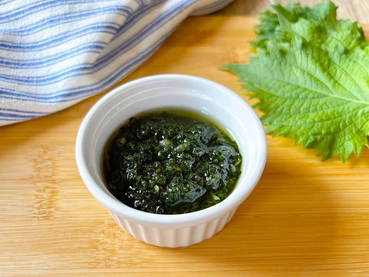 白色のココットに入った大葉のジェノベーゼ風ソース