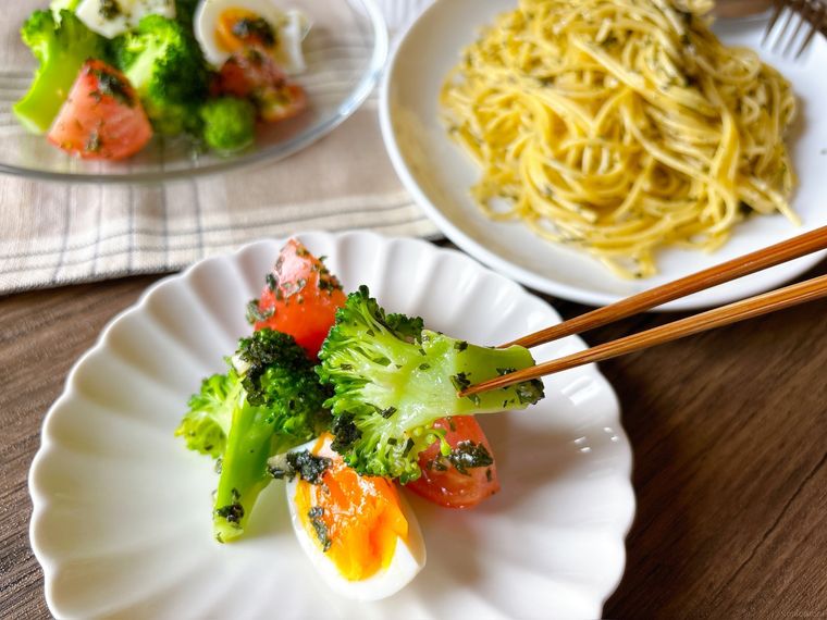 トマトとブロッコリー、ゆで卵の大葉ジェノベーゼ風和えを箸上げする様子