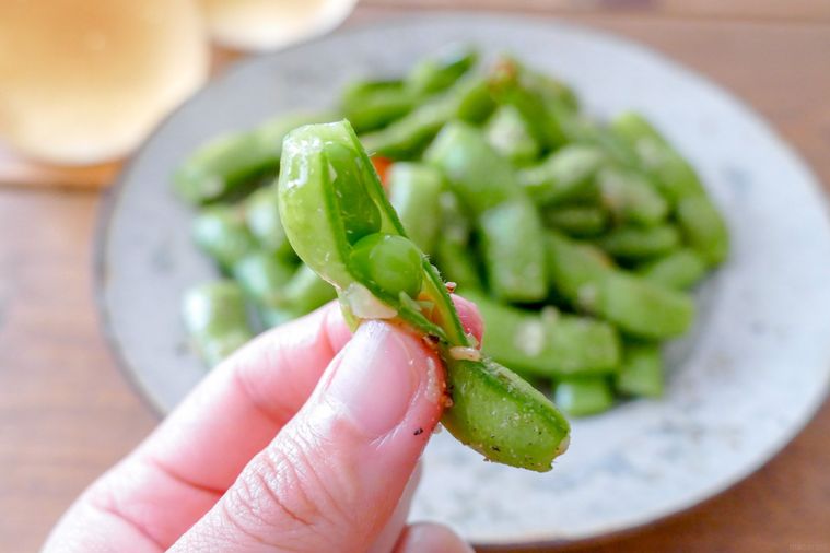 枝豆ペペロンを指先でつまむ様子