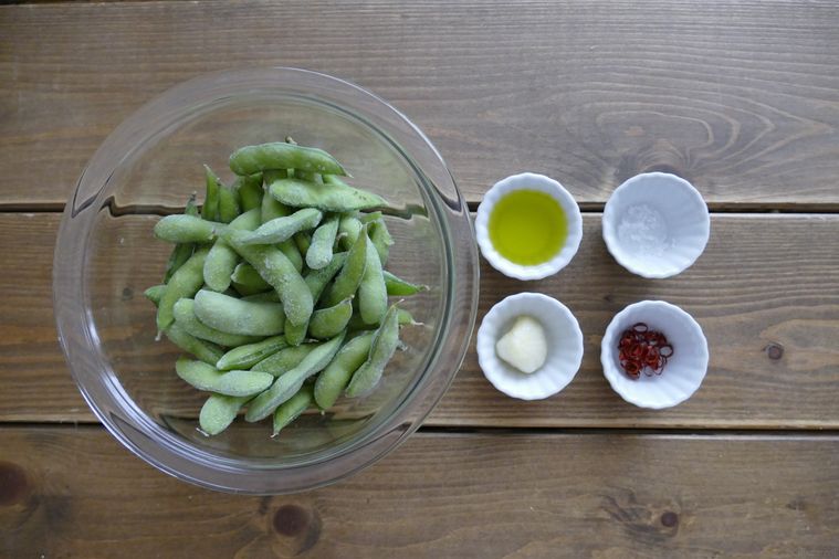 枝豆ペペロンの材料が並ぶ木製テーブル