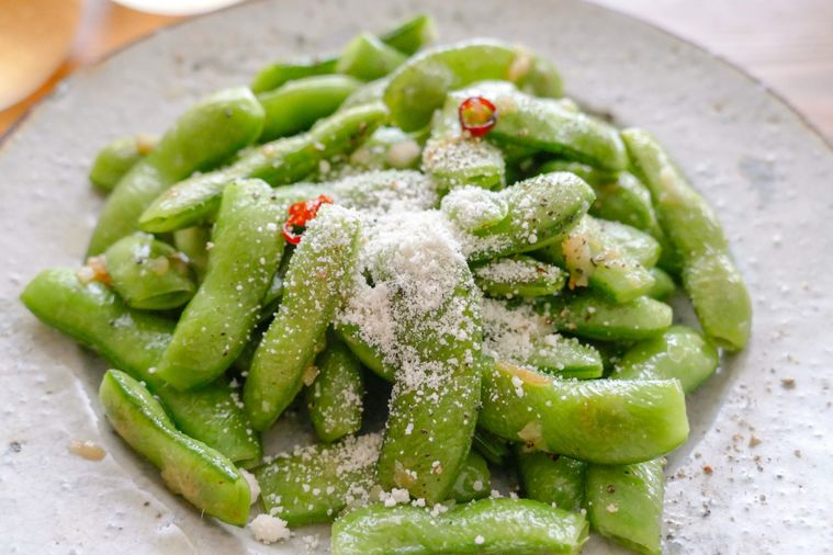 枝豆ペペロンに粉チーズをかけた様子