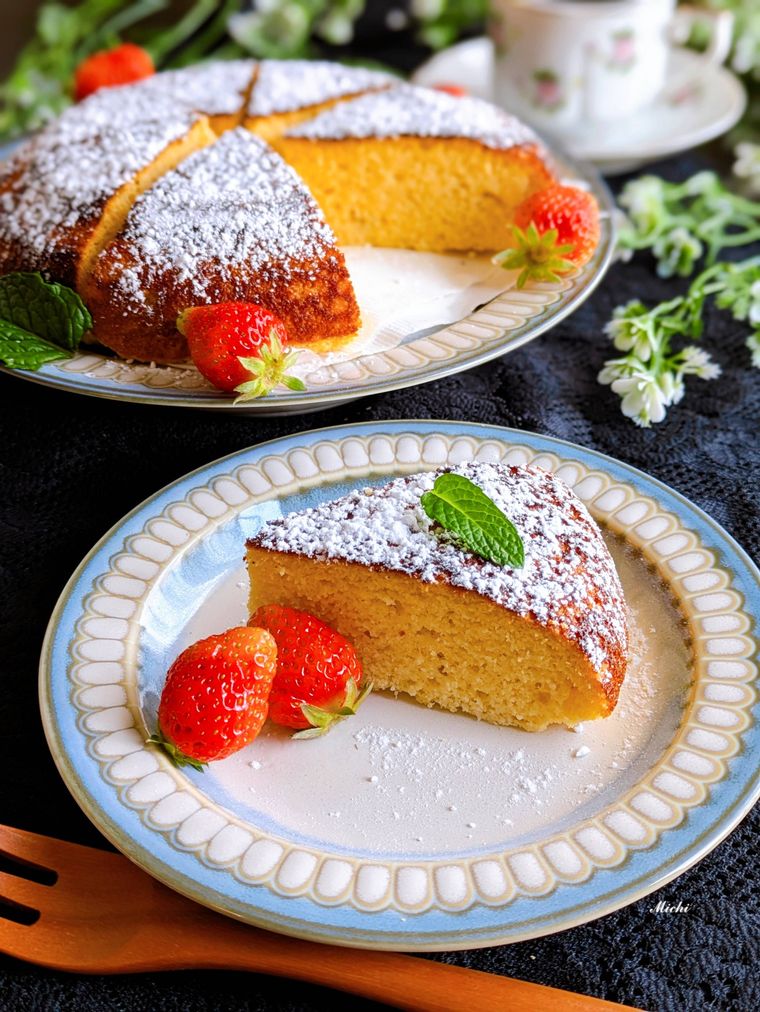 白と水色の器に盛り付けたカステラ