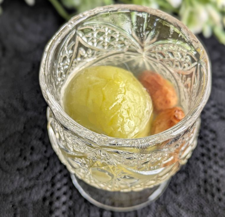 器に盛り付けたラムレーズン風味の青梅の甘露煮